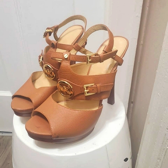 Michael Kors Shoes - Michael Kors MacKenzie Heel Luggage Brown Strappy Sandal Shoe Size 10M 🌴